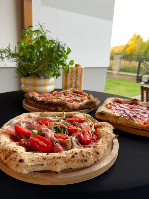 Świeżo upieczone pizze na stanowisku Pizza Party