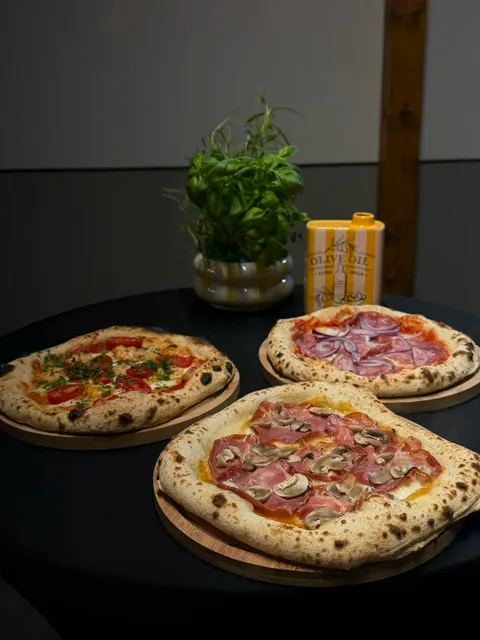 Pizze z różnymi dodatkami przygotowane na stanowisku Pizza Party